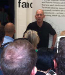 Rem Koolhaas durante una presentazione alla stampa