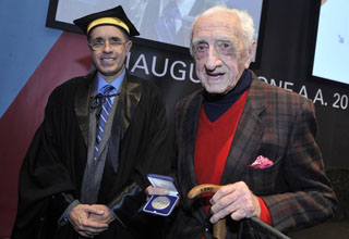 Luigi Caccia Dominioni nel 2013 mentre riceve la medaglia del Politecnico dal rettore Giovanni Azzone