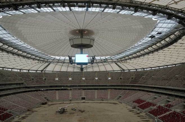 L'immagine mostra i lavori in corso allo stadio nazionale di Varsavia, Polonia, che adotta tre materiali di DuPont per le costruzioni ambientalmente sostenibili