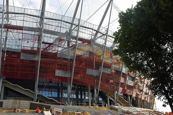 Immagine che mostra i lavori in corso allo stadio nazionale di Varsavia, Polonia, che adotta tre materiali di DuPont per l'edilizia sostenibile. Foto DuPont, tutti i diritti riservati