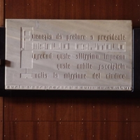Carlo Scarpa: Targa in pietra di clauzetto realizzata in occasione dell'inaugurazione dell'aula Manlio Capitolo al Tribunale di Venezia, 28 novembre 1957 [foto:  ORCH Orsenigo_Chemollo - CISA A. Pall
