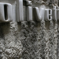 Logo della ditta Olivetti riprodotto da Carlo Scarpa in grossi caratteri scolpiti a rilievo da una lastra di pietra d'Istria,1957-58 [foto:  F. Palladini - CISA A. Palladio - Regione Veneto]