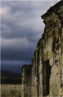 Vanitas, La Antigua (Guatemala), palazzo dei Capitán - 2004