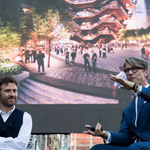 Thomas Heatherwick, creatore di Vessel, con Thomas
Woltz (a destra), designer di Hudson Yards mostrano un rendering del nuovo parco (Ap)