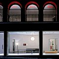 Negozio Alessi Mobili, Bassano del Grappa - Il negozio visto dalla strada con le lunette-insegna illuminate a led cambio colore