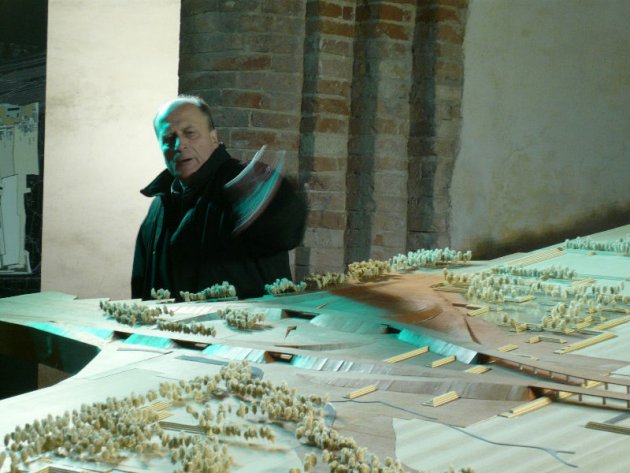 Gonçalo Byrne mentre illustra il suo progetto per il Parco Forlanini a Milano durante la presentazione della mostra