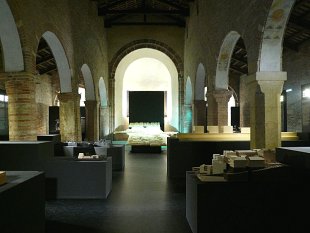 Vista generale della mostra nella navata centrale