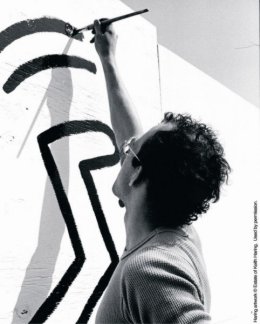 Keith Haring mentre dipinge il murale