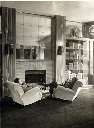 Adolf Loos e ignoto seduti nella filiale Knize a Parigi, 1927