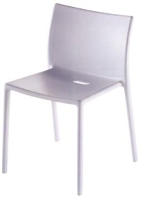 Air Chair, 2000 produzione Magis. La sedia è stampata in un unico pezzo con la tecnica delliniezione a gas che consente il controllo degli spessori interni e delle densità della materia