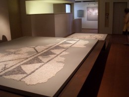 Supporti in metallo per frammenti di pavimentazione a mosaico al piano terra