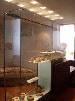 Teca su supporto metallico al piano terra