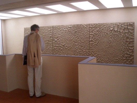 Vista dal piano terra della sala a doppia altezza
