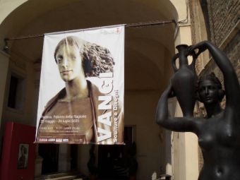 Il manifesto all'ingresso del Palazzo della Ragione a Padova