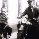 Antonio Ligabue su una moto Guzzi