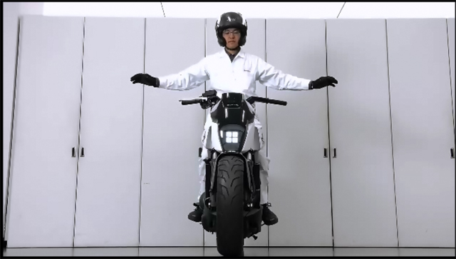 Honda presenta al CES 2017 la moto che non cade mai