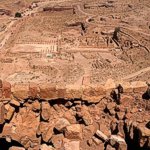 Al Habis e sullo sfondo Petra. Foto di Mauro Foli