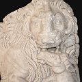 Arte romana del III secolo (rilavorato nel XIII secolo): Leone di marmo. Lagopesole (Potenza), castello di Federico II