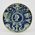 Piatto con grottesche e trofei - Maiolica, Casteldurante, met del sec. XVI - Diam. cm 28 - Faenza, Museo Internazionale delle Ceramiche