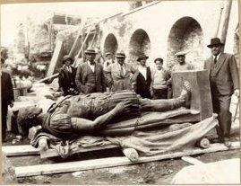 Fotografo non identificato - Trasporto della statua di Giulio Cesare all'interno del foro, aprile 1932