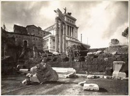 Fotografo non identificato - Podio del tempio di Venere Genitrice e Vittoriano sullo sfondo, novembre 1933