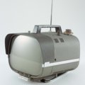 Sony Corporation - Televisione portatile Sony "TV8 301 ", 1959. Metallo laccato in grigio, parzialmente cromato.  Die Neue Sammlung - The International Design Museum Munich. (A Laurenzo)