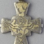 Croce pettorale, XIX /XX secolo, 4,7 x 3,3 cm. Collezione privata. Foto: Studio Aleph, Como