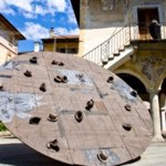 Mimmo Paladino - "Disco per Beuys", 2004. Terracotta e ferro, diametro 500 cm.  Enrico Mocci