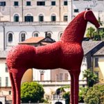 Mimmo Paladino - "Cavallo", 2008. Vetroresina, 310 x 70 x 410 cm.  Enrico Mocci