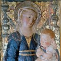 Antonio Rossellino (Settignano 1427 ? Firenze 1481 ca.) e bottega - Madonna col Bambino e angeli , 1460 ca. - Rilievo in cartapesta, cm 115x84x9