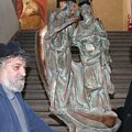 Lo scultore Mario Toffetti (a sinistra) e il Presidente della Provincia di Cremona, on. Giuseppe Torchio (a destra), accanto a una scultura di Toffetti esposta nella mostra allestita a Palazzo Stanga di Cremona