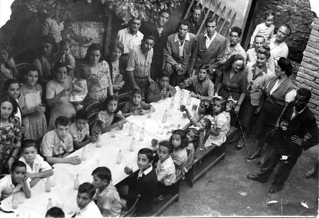 Tutti a tavola alla festa di Noantri a Trastevere, 1950, Album di Roma