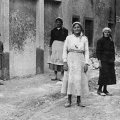 Costruire per distruggere. Le fotografie di un pioniere austro-ungarico (ex Pescheria):20 maggio 1918. Vittorio Veneto. Donne che fanno lavori manutenzione della strada
