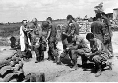 Soldati americani ricevono la comunione in una base avanzata nell'area di Khe Shan