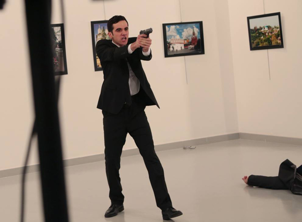 Omicidio in diretta. Ucciso ambasciatore russo in Turchia