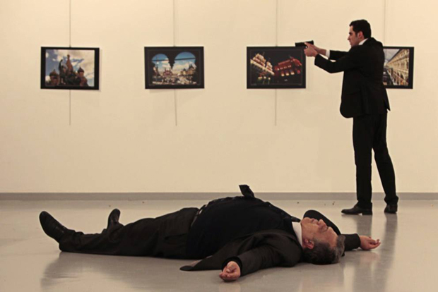 Omicidio in diretta. Ucciso ambasciatore russo in Turchia