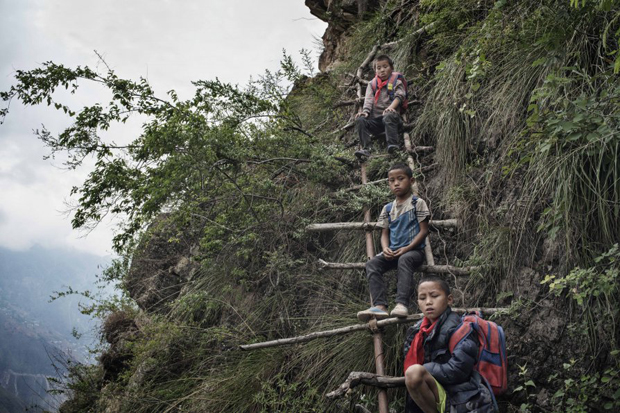 In Cina. Scalare la montagna per tornare a casa da scuola. Foto ©Imagine China - AP