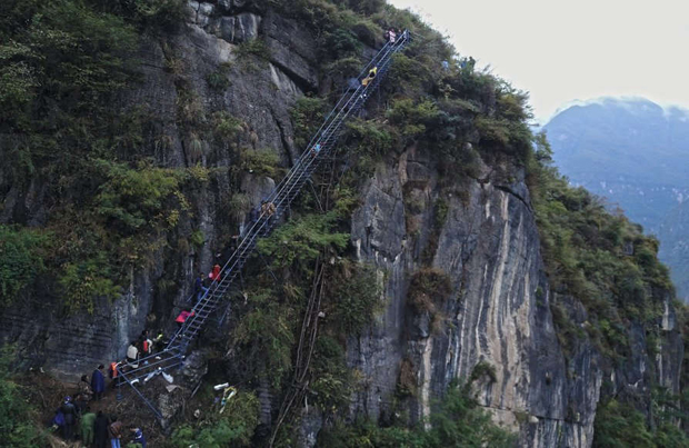 In Cina. Scalare la montagna per tornare a casa da scuola. Foto ©Imagine China - AP