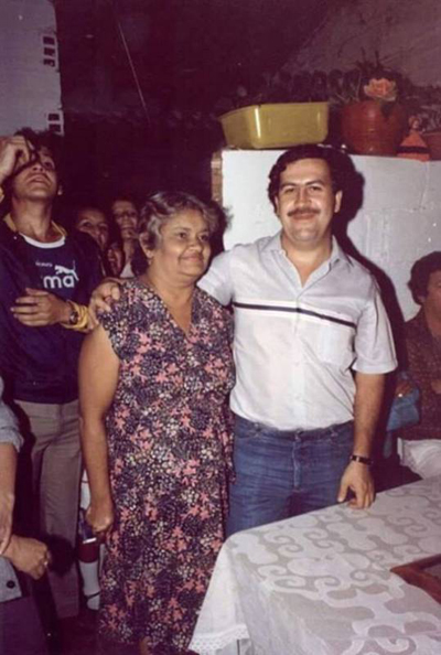 Pablo Escobar regala una casa