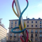 Riqualificazione di Piazza Cadorna, Milano 2000. Ago e filorealizzato dagli artisti svedesi Claes Oldenburg e Coosje van Bruggen)