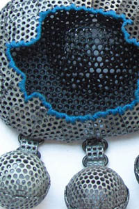 Dana Hakim, spilla My four guardian angels - Blue series, filtri di ferro, catena di ferro, lacca, filo di cotone, 2011