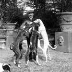 Gabriele D'Annunzio alla Capponcina con i suoi cani