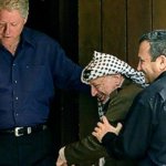 Nella foto il primo ministro israeliano Ehud Barak scherza con il leader palestinese Yasser Arafat davanti al presidente americano Bill Clinton a Camp David, nel Maryland, a luglio 2000 (Win McNamee/Reuters)
