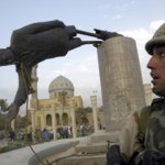 Aprile 2003: l'abbattimento della statua di Saddam Hussein nel centro di Bagdad (Goran Tomasevic/Reuters)