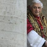 Aprile 2005: Joseph Ratzinger si affaccia dal balcone della basilica di San Pietro poco dopo la sua elezione a Papa con il nome di Benedetto XVI (Kai Pfaffenbach/Reuters)