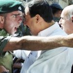 Ottobre 2000: faccia a faccia tra un soldato israeliano e un palestinese nella città vecchia di Gerusalemme (Amit Shabi/Reuters)