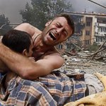 Agosto 2008: un georgiano piange la morte di un parente dopo un bombardamento delle forze russe a Gori (Gleb Garanich/Reuters)