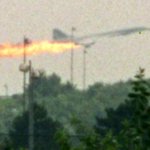 Luglio 2000: un Concorde dell'Air France prende fuoco poco dopo il decollo, vicino all'aeroporto parigino di Roissy. Nello schianto sono morte 113 persone (Andras Kisgergely/Reuters)