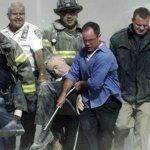 11 settembre 2001: soccorritori al lavoro dopo l'attentato al World Trade Center a New York. Le vittime sono state 2.974, più i 19 dirottatori (Shannon Stapleton/Reuters)