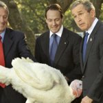 Novembre 2001: il presidente americano George W. Bush scherza durante la festa del perdono del tacchino, tre giorni prima del Thanksgiving Day (Kevin Lamarque/Reuters)